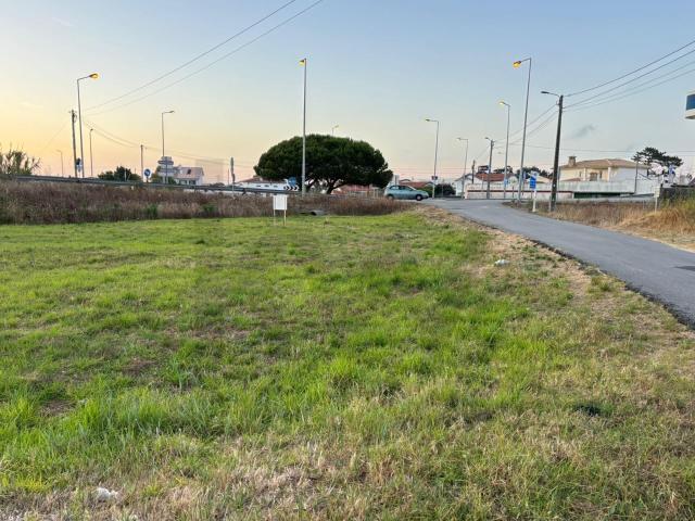 Terreno em Solo Urbanizado plano para 3 Moradias