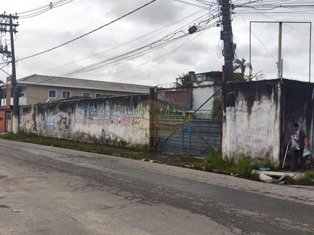 Terreno em Vila Margarida, São Vicente/SP de 900m² à venda por R$ 900.000,00