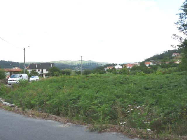 Terreno em zona de construção em zona com espaços verdes e sossegada
