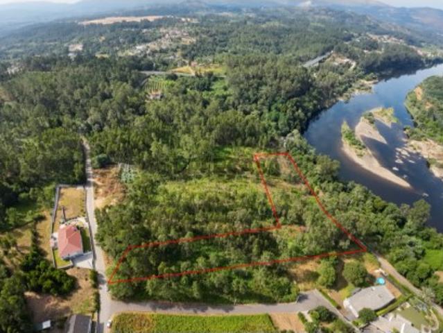 Terreno em zona de construção para venda, com vistas para o rio Minho, em Monção