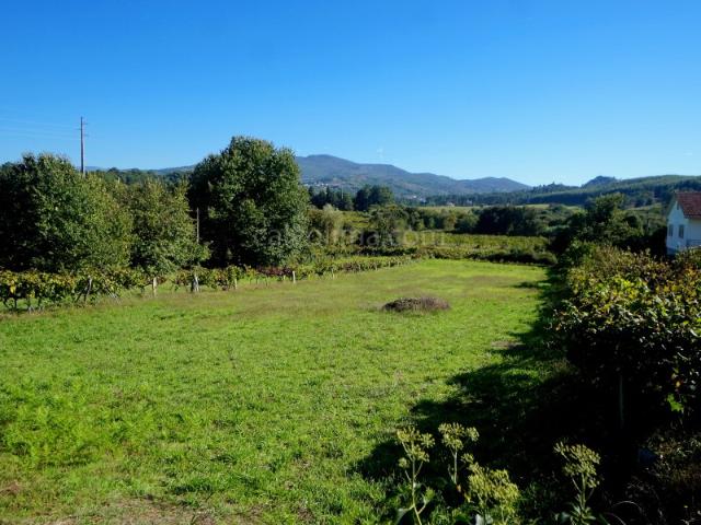 Terreno em zona de construção para venda, localizado na freguesia de Troviscoso, em Monção