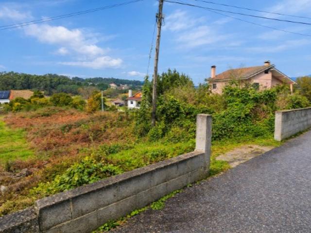 Terreno em zona de construção para venda na freguesia de Longos Vales, inserido numa área calma, com excelente acessibilidade