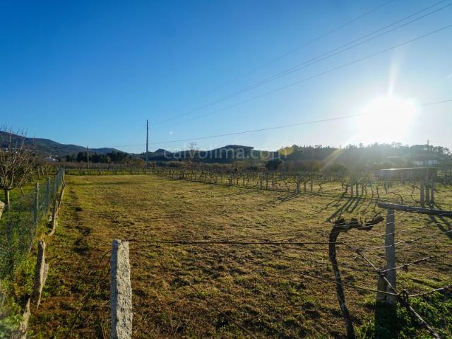 Terreno em zona de construção para venda, na freguesia de Troviscoso, em Monção