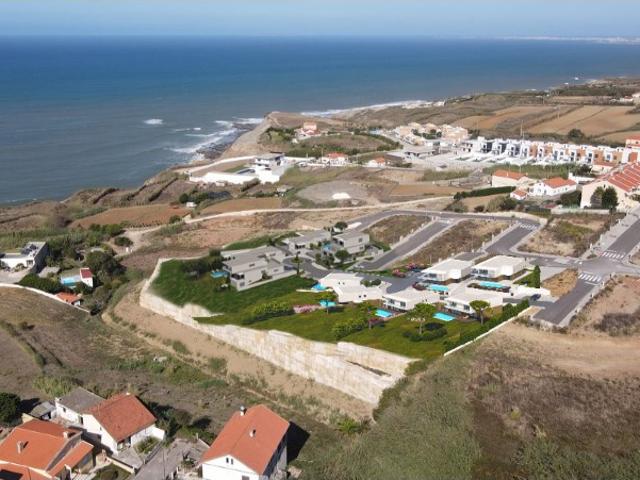 Terreno em 1ª linha de mar com projeto aprovado para 10 moradias isoladas 4 + 6, numa zona de elevada procura e valorização