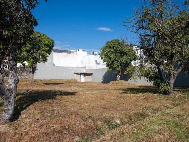 Terreno en exclusivo coto en Jacarandas