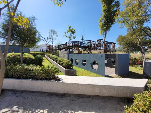 Terreno en en esquina frente al lago. Alto Lago