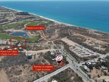 Terreno en esquina, 8,500 m2, uso de suelo mixto a 200 metros del mar y la marin