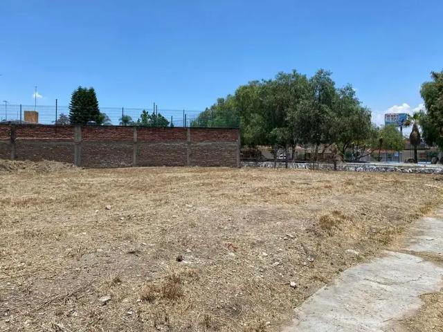 Terreno en esquina con vista a Constituyentes en Las Arboledas, Celaya
