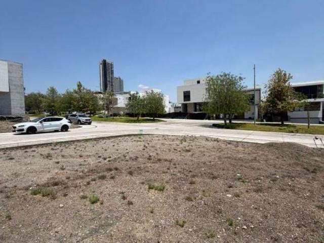TERRENO EN ESQUINA EN VENTA DENTRO DE FRACC. ENTRELOMAS