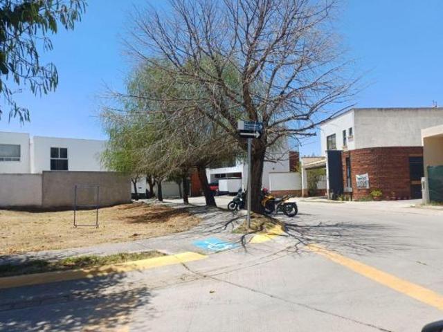 Terreno en esquina en venta en El Mayorazgo de Cortes