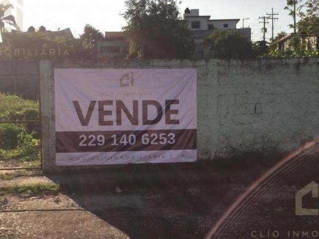 Terreno en Esquina en Venta, ubicado en el Coyol sobre la calle Hermenegildo Galeana, para uso comer