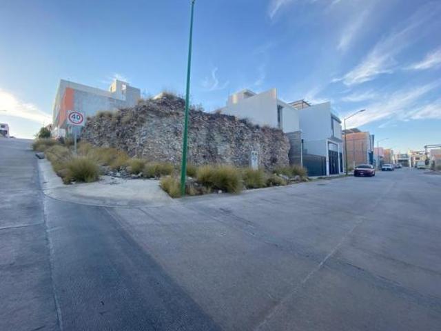 Terreno en esquina en Villa Magna