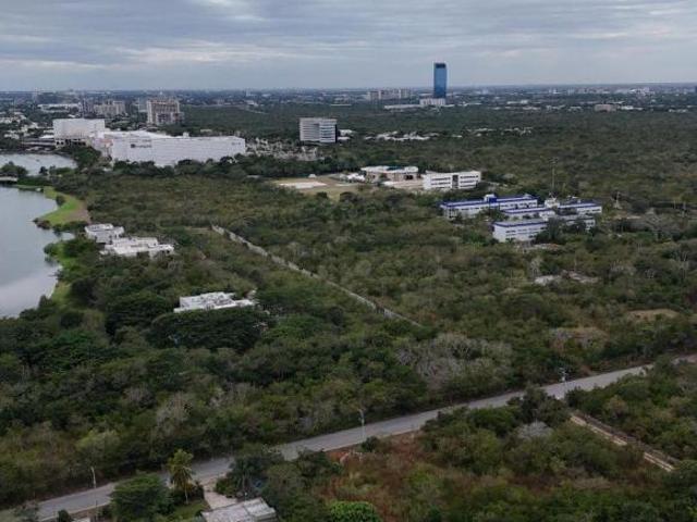 Terreno en esquina sobre avenia Temozón Norte, ideal para gasolinera o inversión