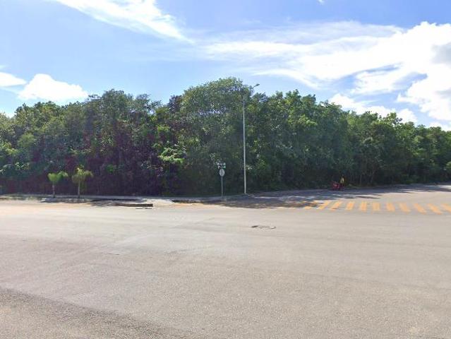 Terreno en esquina sobre avenida 1708 m2 en Playa del Carmen