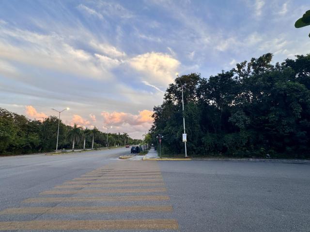 Terreno en esquina sobre avenida 1708 m2 en Playa del Carmen