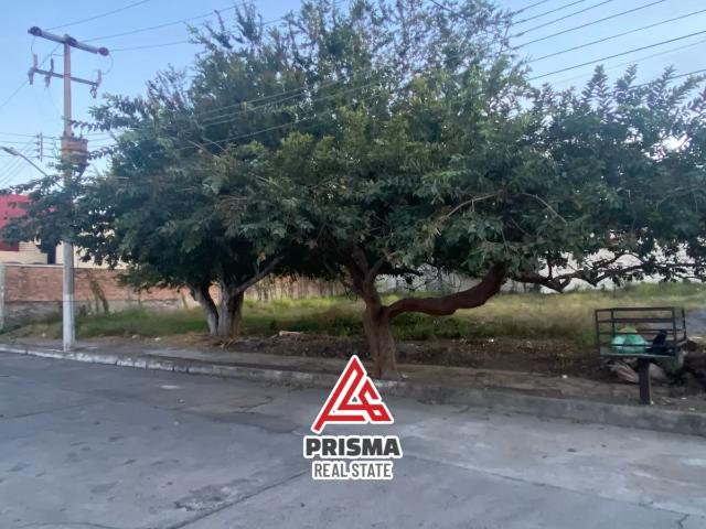 Terreno en esquina para actividades productivas en Residencial La Loma, Tepic
