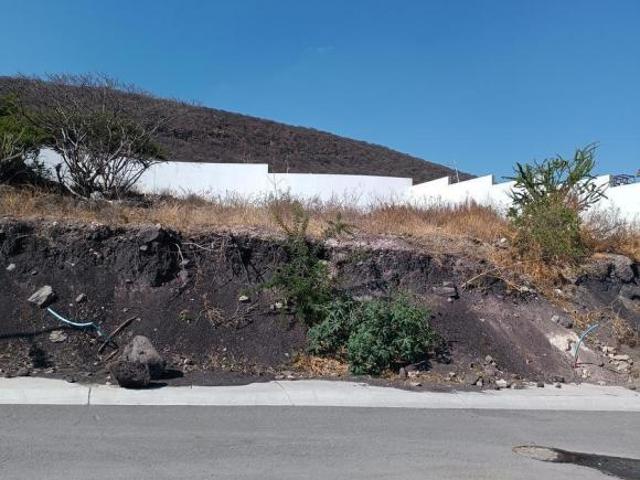 Terreno en Fraccionamiento Residencial El Refugio con Casa Club