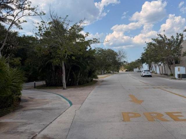 TERRENO EN PRIVADA ZENDERA RESIDENCIAL 280 m2 ZONA CONKAL