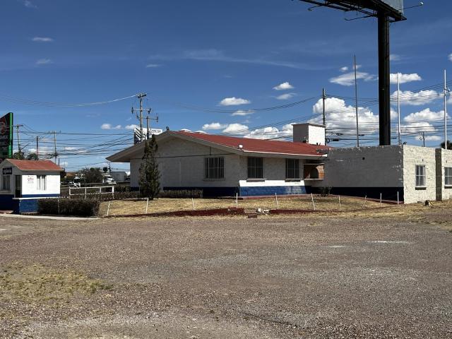 Terreno en renta con oficinas, en esquina con alto flujo vehicular
