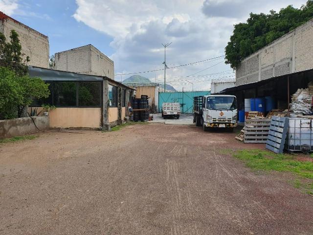 Terreno en Venta o Renta en Santa Martha Acatitla con Oficinas y 22 Metros de Frente