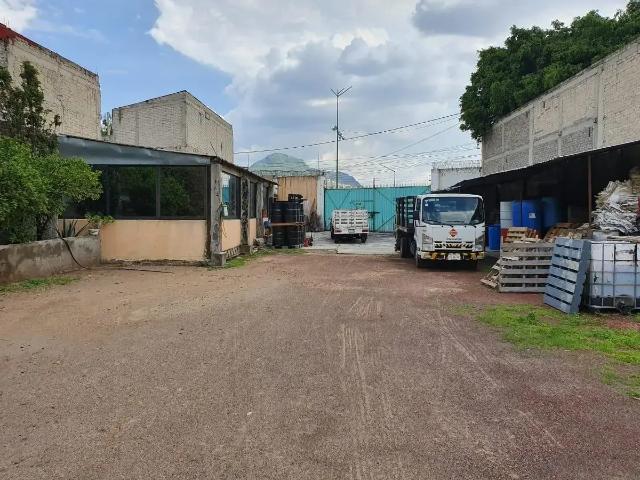Terreno en Venta o Renta en Santa Martha Acatitla con Oficinas y 22 Metros de Frente