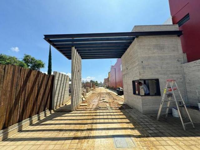 Terreno en venta cerca de Av Ferrocarril en calle pavimentada y caseta de vigilancia