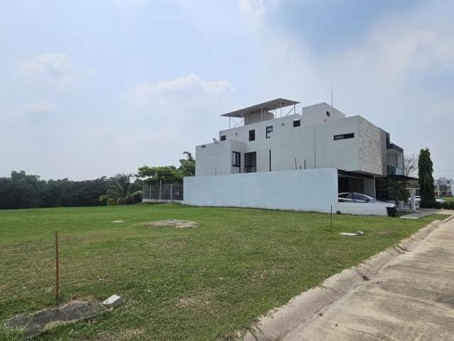 Terreno en venta con vistas al lago en residencial onix