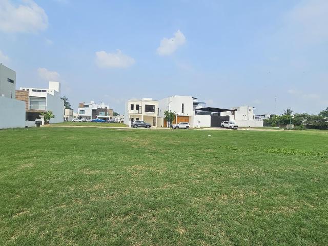 Terreno en venta con vistas al lago en residencial onix