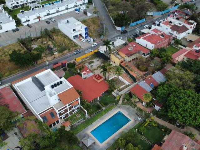 Terreno en venta con construcción en Fraccionamiento Las Mercedes Jiutepec Morelos