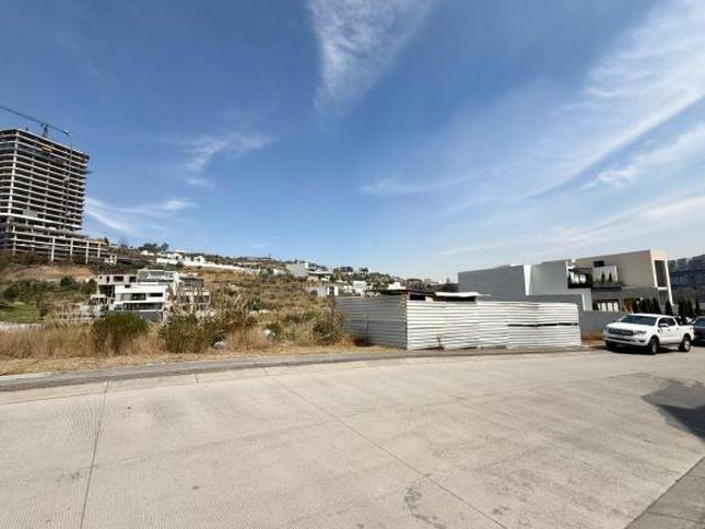 Terreno en venta con doble acceso en Bosque Real