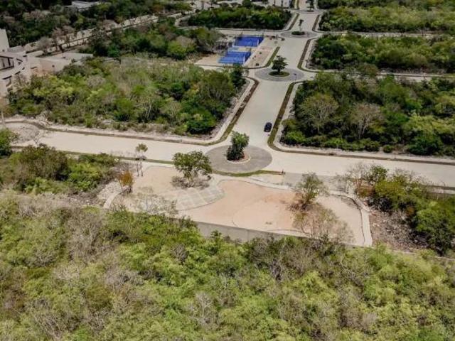 Terreno en venta dentro de privada con amenidades de lujo en merida yucatan