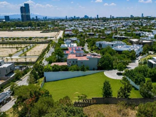 Terreno en venta en Bosque de las Lomas de 1,834.65 m²