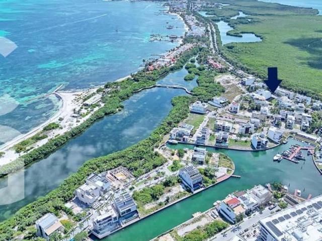 Terreno en Venta en Cancún en Puerto Cancún en Laguna I de 218.12 m2