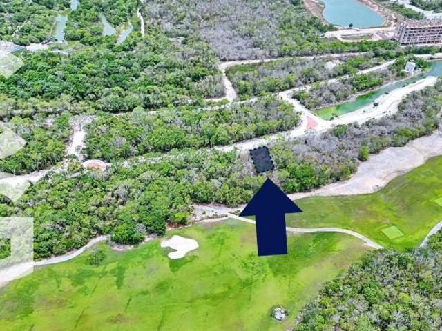 Terreno en Venta en Cancún en Residencial Country Club frente a Campo de Golf
