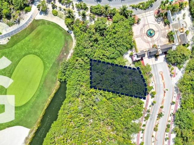 Terreno en Venta en Cancún en Residencial Naay con Excelentes Amenidades a Pie de Playa