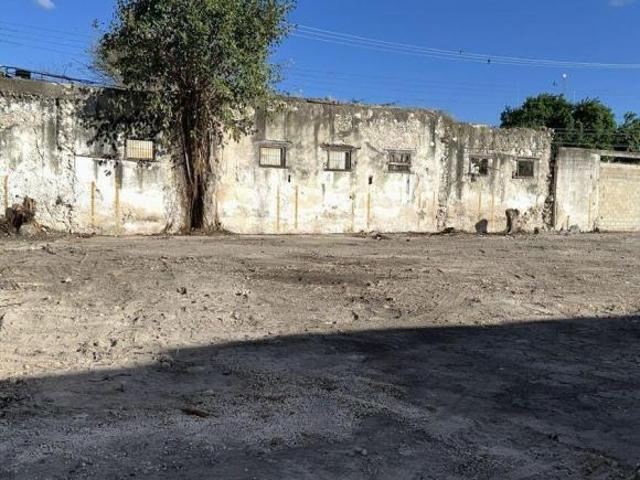 Terreno Comercial en Venta en Esquina. Colonia Centro, Mérida