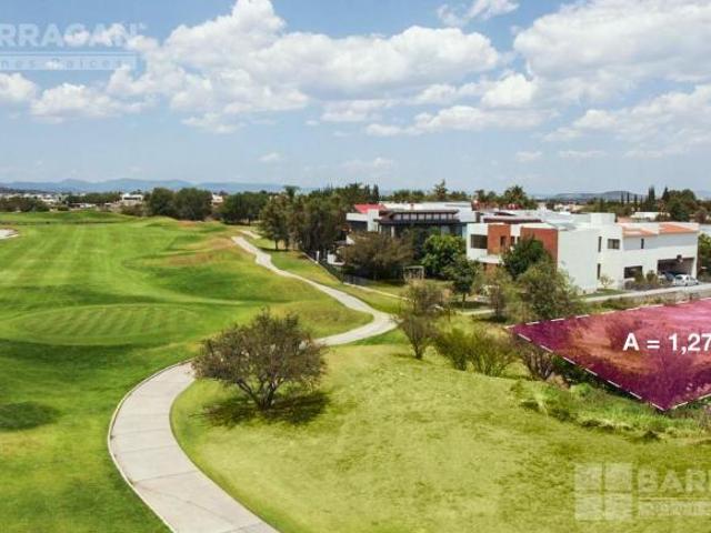 Terreno en venta en El Campanario, colida con campo de golf