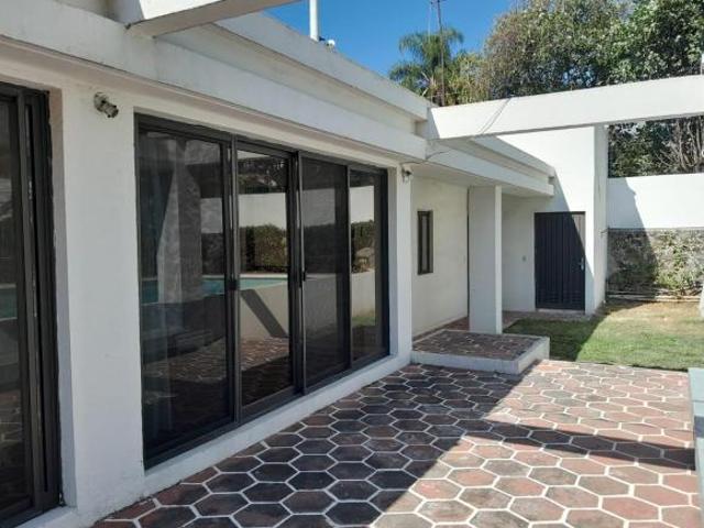 Terreno en venta en esquina con bungalow y alberca. Reforma, Cuernavaca