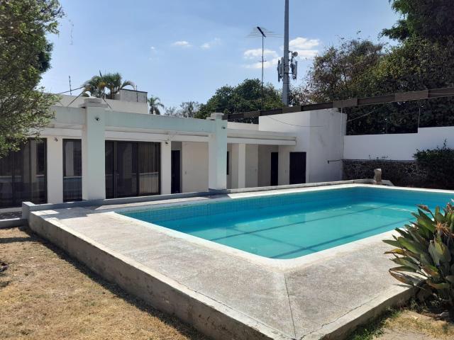 Terreno en venta en esquina con bungalow y alberca. Reforma, Cuernavaca