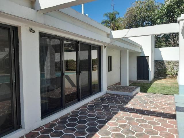 Terreno en venta en esquina con bungalow y alberca. Reforma, Cuernavaca