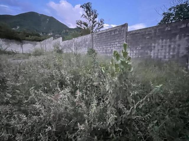 Terreno en Venta en Fracc. Pedregal de la Montaña, Uro, Monterrey, N.L Privado y frente a Parque