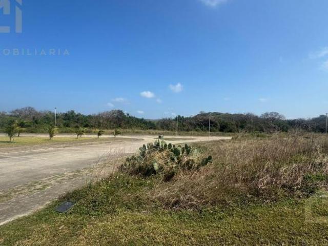 Terreno en venta en Fraccionamiento Real Mandinga, Alvarado, Veracruz, de 308 m² junto a área verde