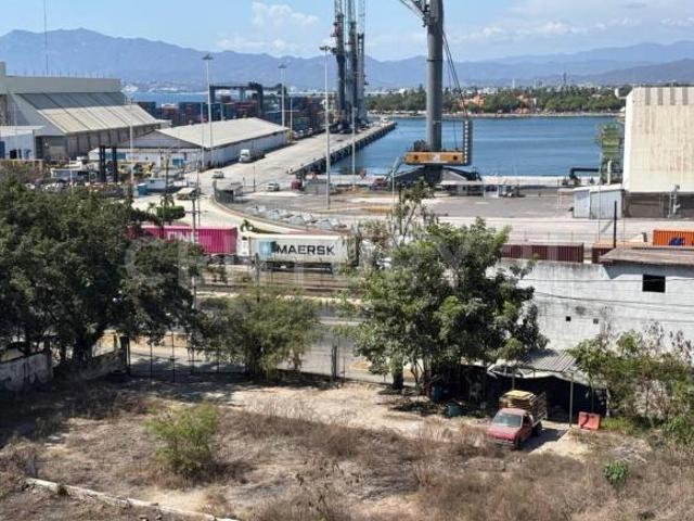 Terreno en Venta en frente del puerto más Importante del País