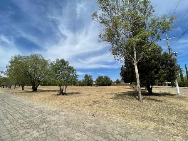 Terreno en venta en La Herradura, en esquina