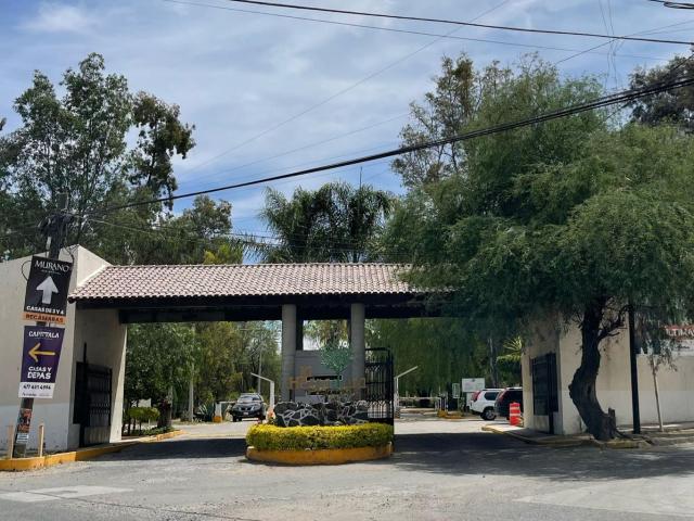 Terreno en venta en La Herradura, en esquina