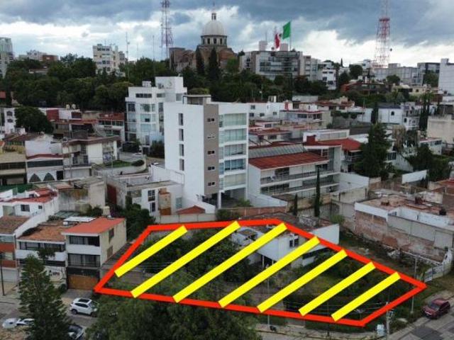 TERRENO EN VENTA EN LA PAZ, EN ESQUINA DE 811M2 CON CONSTRUCCION