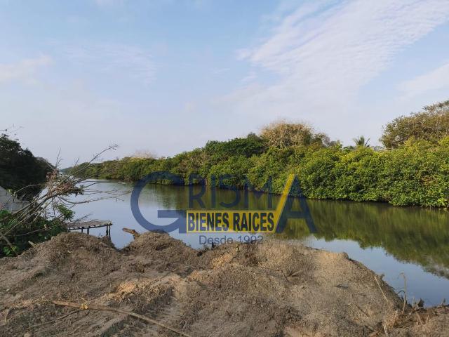 TERRENO EN VENTA EN LA PLAYA FRENTE AL ESTERO