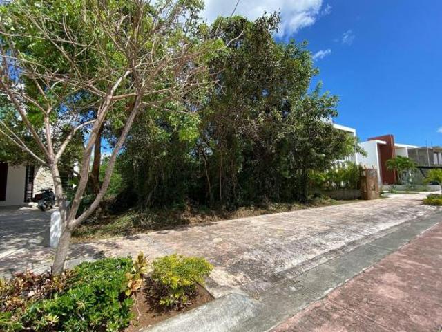 TERRENO EN VENTA EN LAGOS DEL SOL CANCÚN CON FRENTE DE LAGO