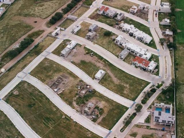 TERRENO EN VENTA EN RESIDENCIAL XARAMA AL PONIENTE DE AGUASCALIENTES APTO PARA CRÉDITO