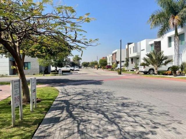 Terreno en Venta en uno de los mejores cotos de Solares
